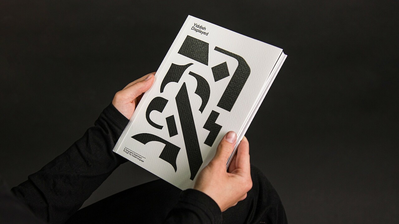 «Yiddish Displayed». Publication cover.