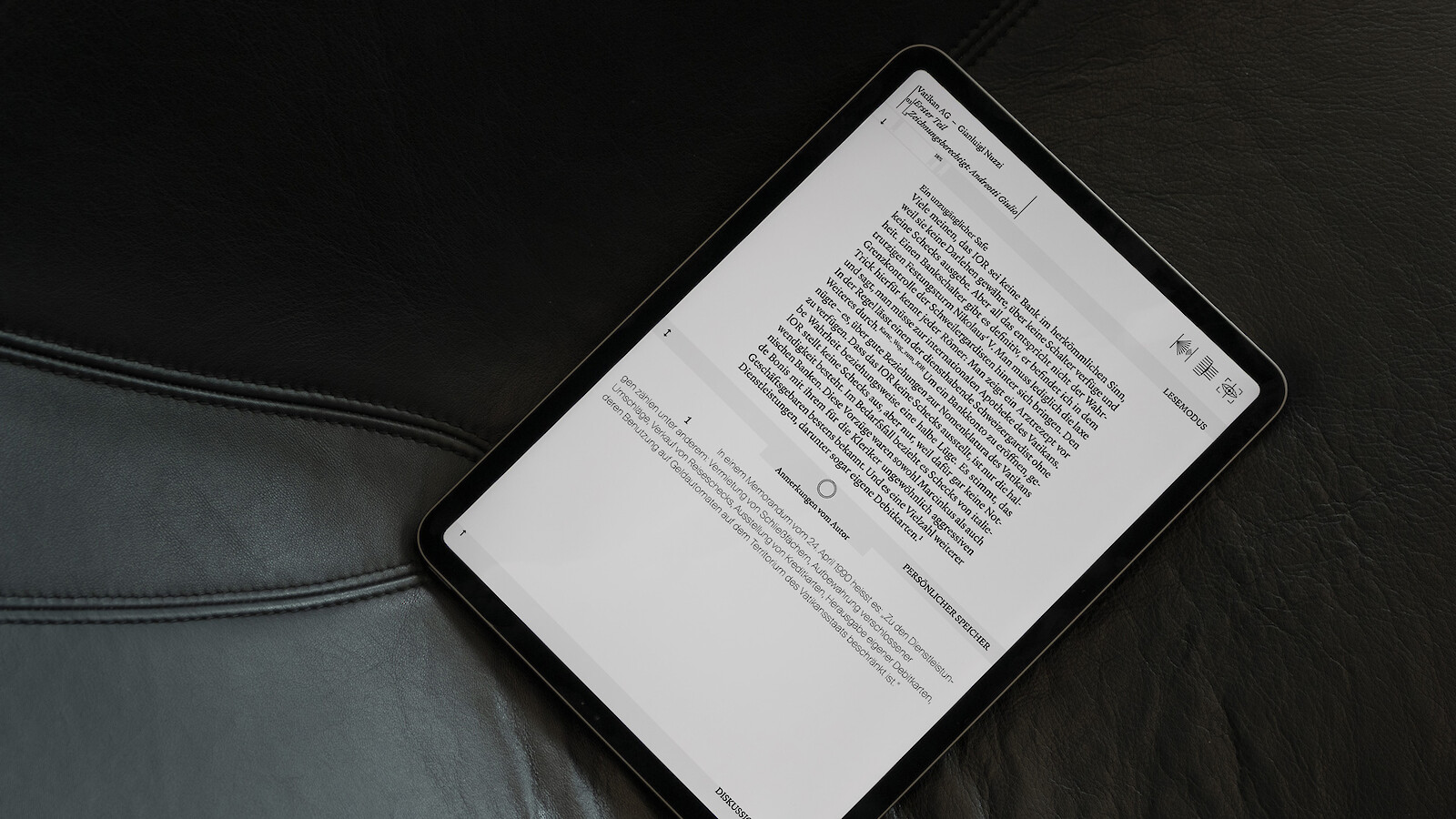 Structurally, the interface is divided into three main containers: the reading mode which contains the main text, a personal storage area in which the accessed content extensions can be viewed and saved, and the discussion mode.