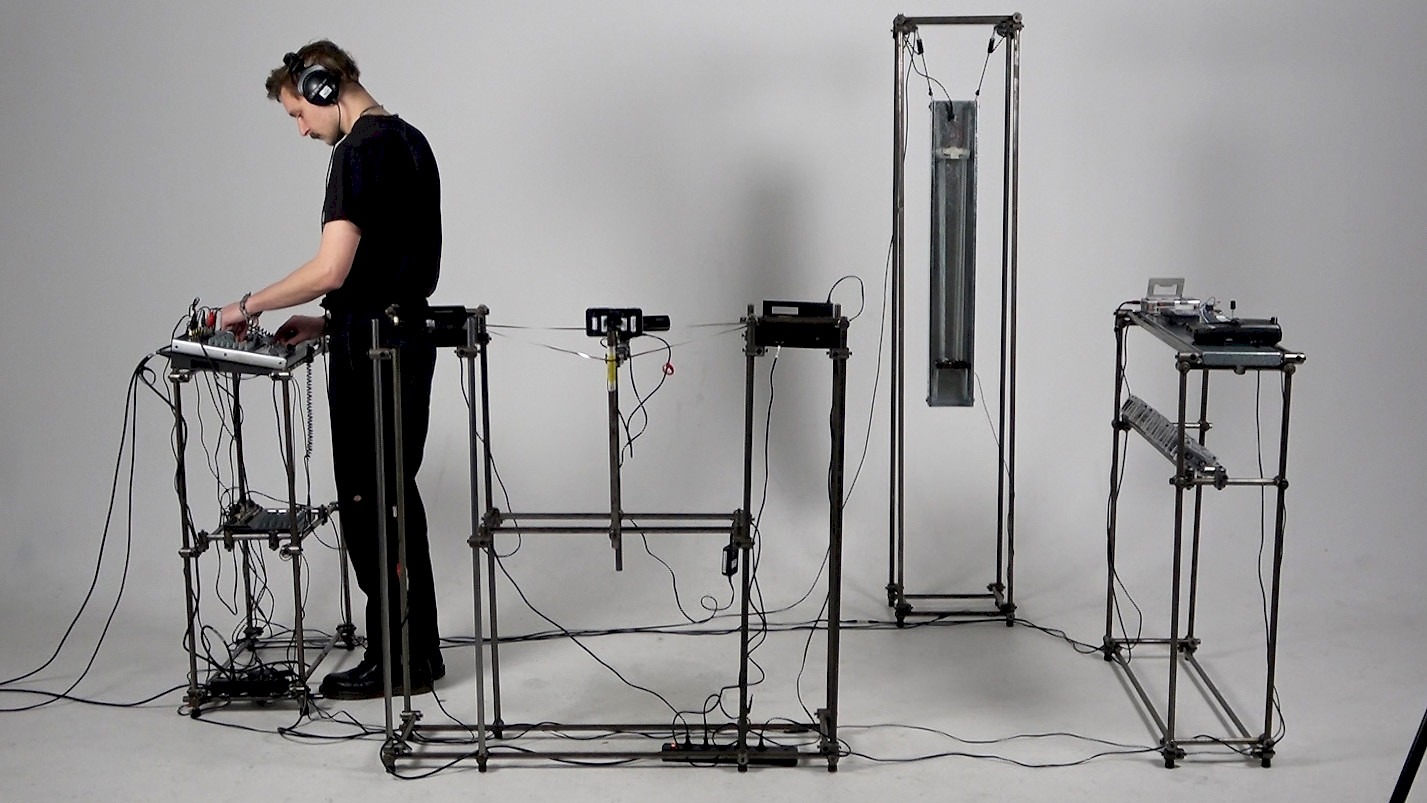 Performative Installation «Feedback - Resonance - Resilience» by Louie Rechsteiner. © ZHdK.